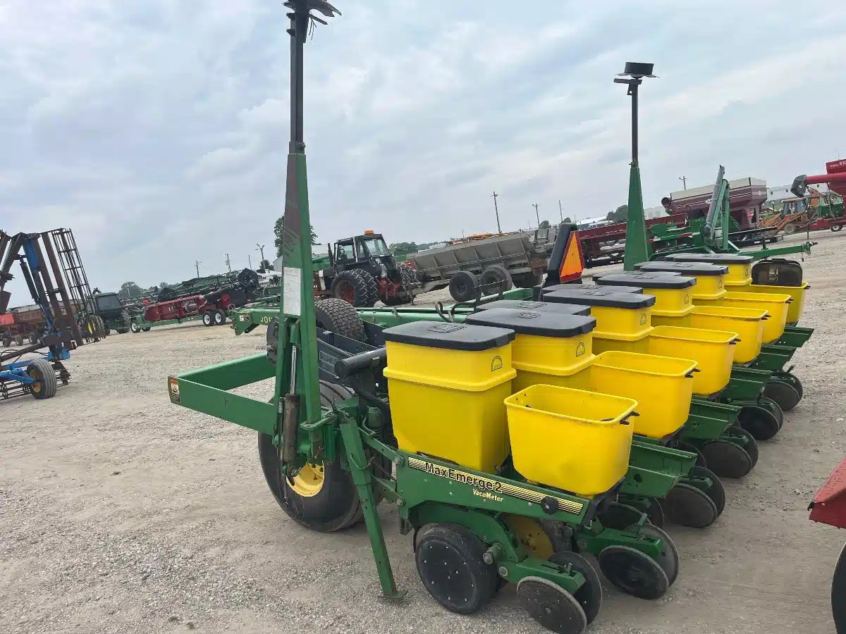 Gallery image 1 for Used 1998 John Deere 7240 Planter