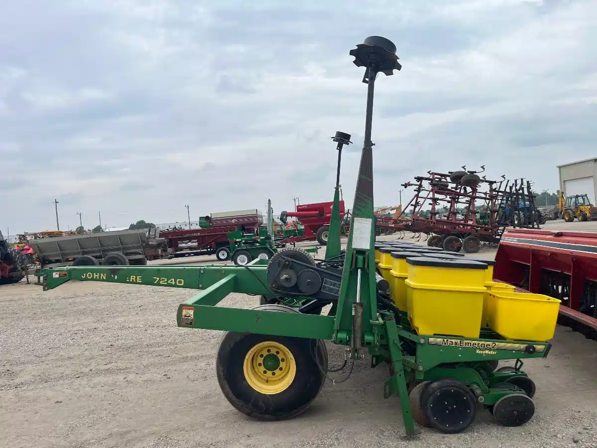 Gallery image 2 for Used 1998 John Deere 7240 Planter