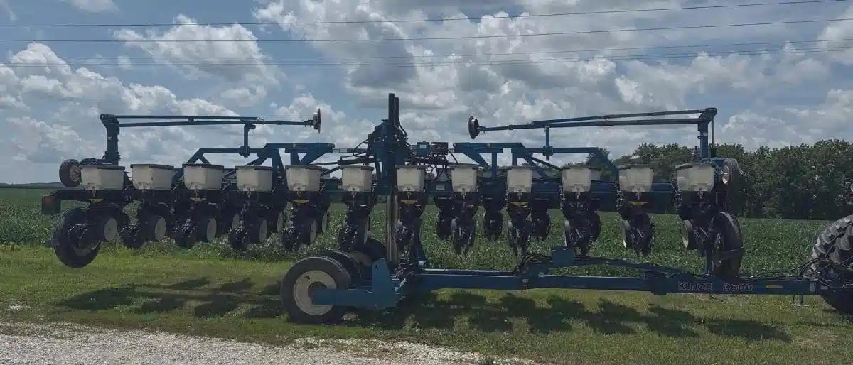 Gallery image 2 for Used 2006 Kinze 3600 Planter