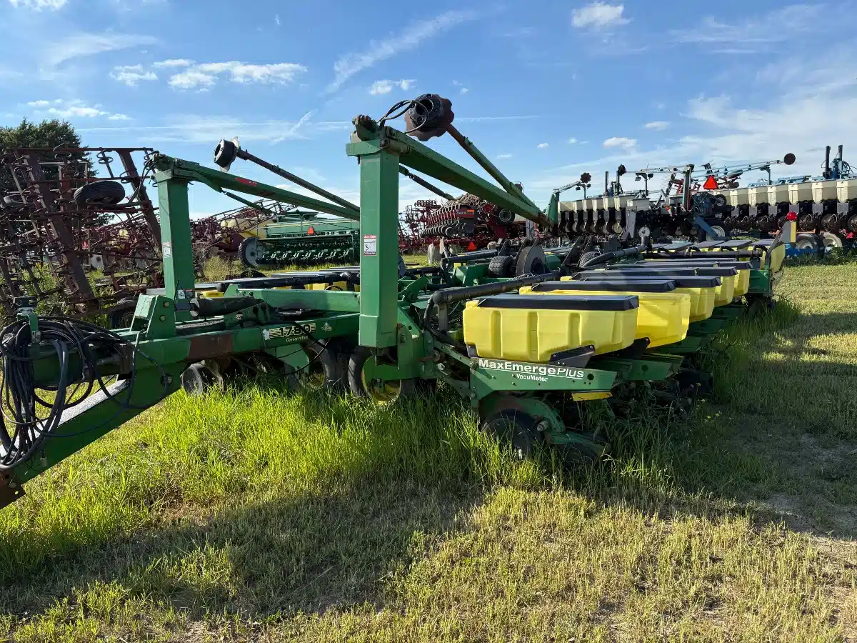 Gallery image 2 for Used 2000 John Deere 1780 Planter