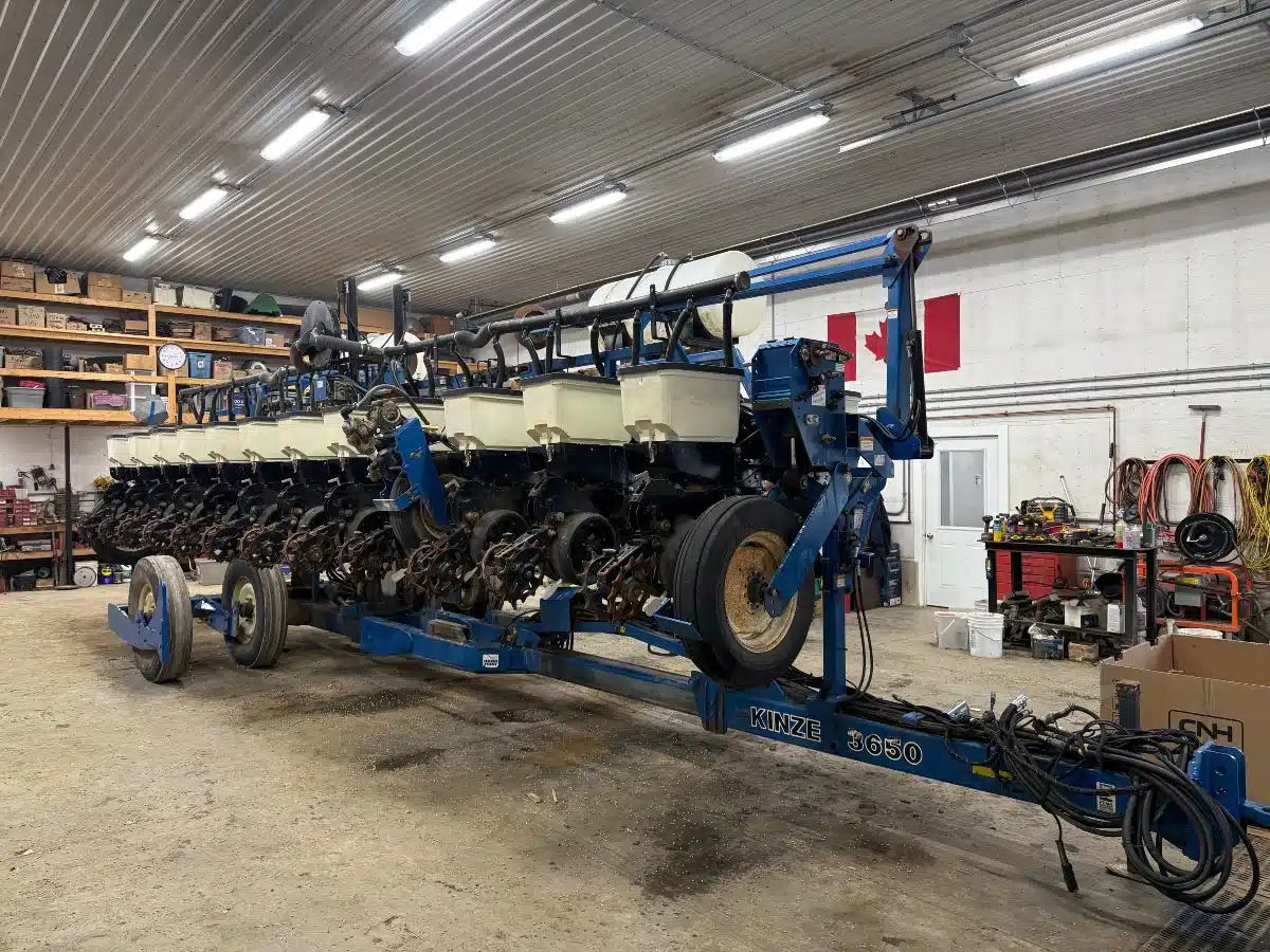 Gallery image 2 for 2005 Kinze 3650 Planter