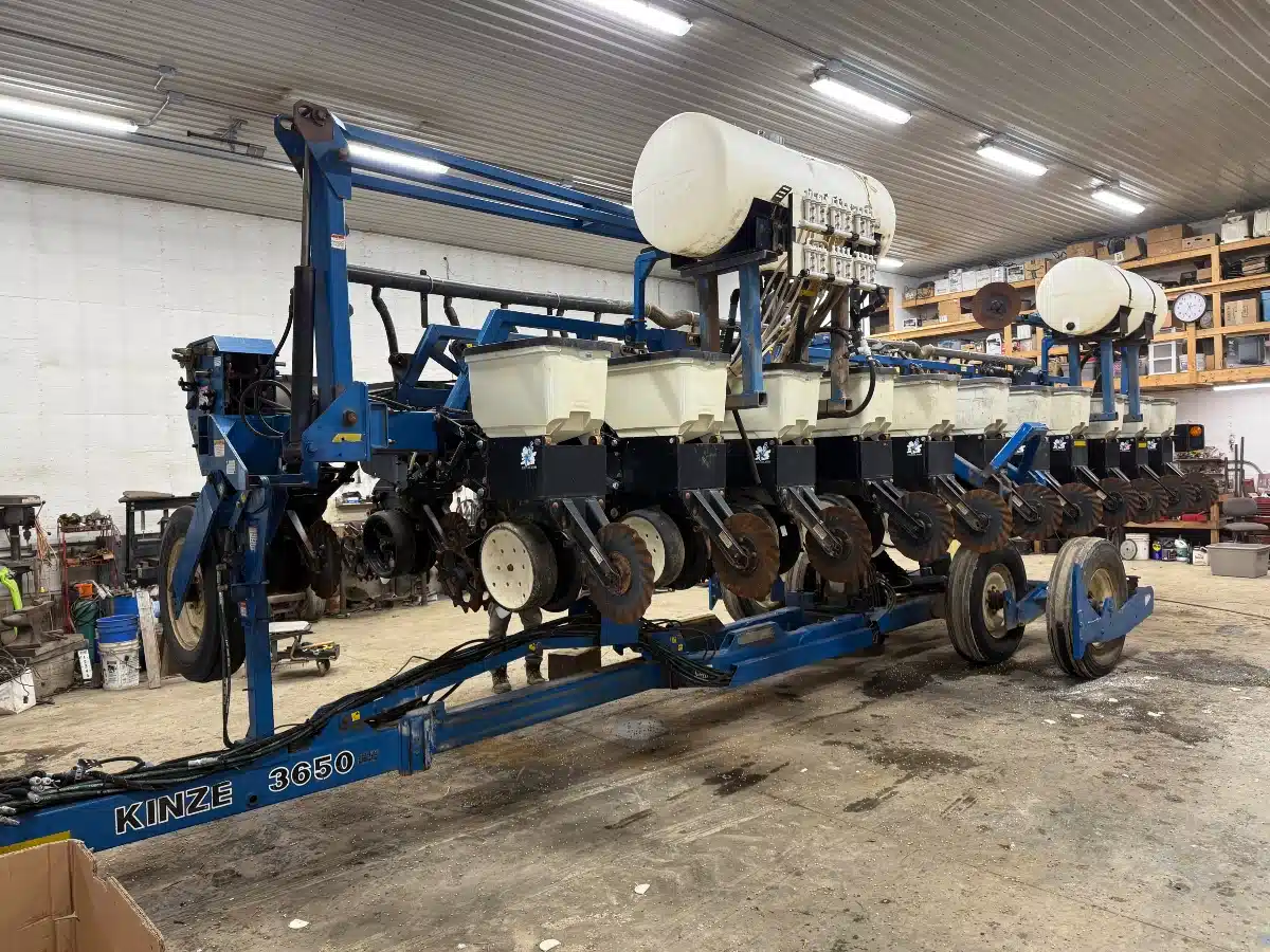 Gallery image 1 for 2005 Kinze 3650 Planter