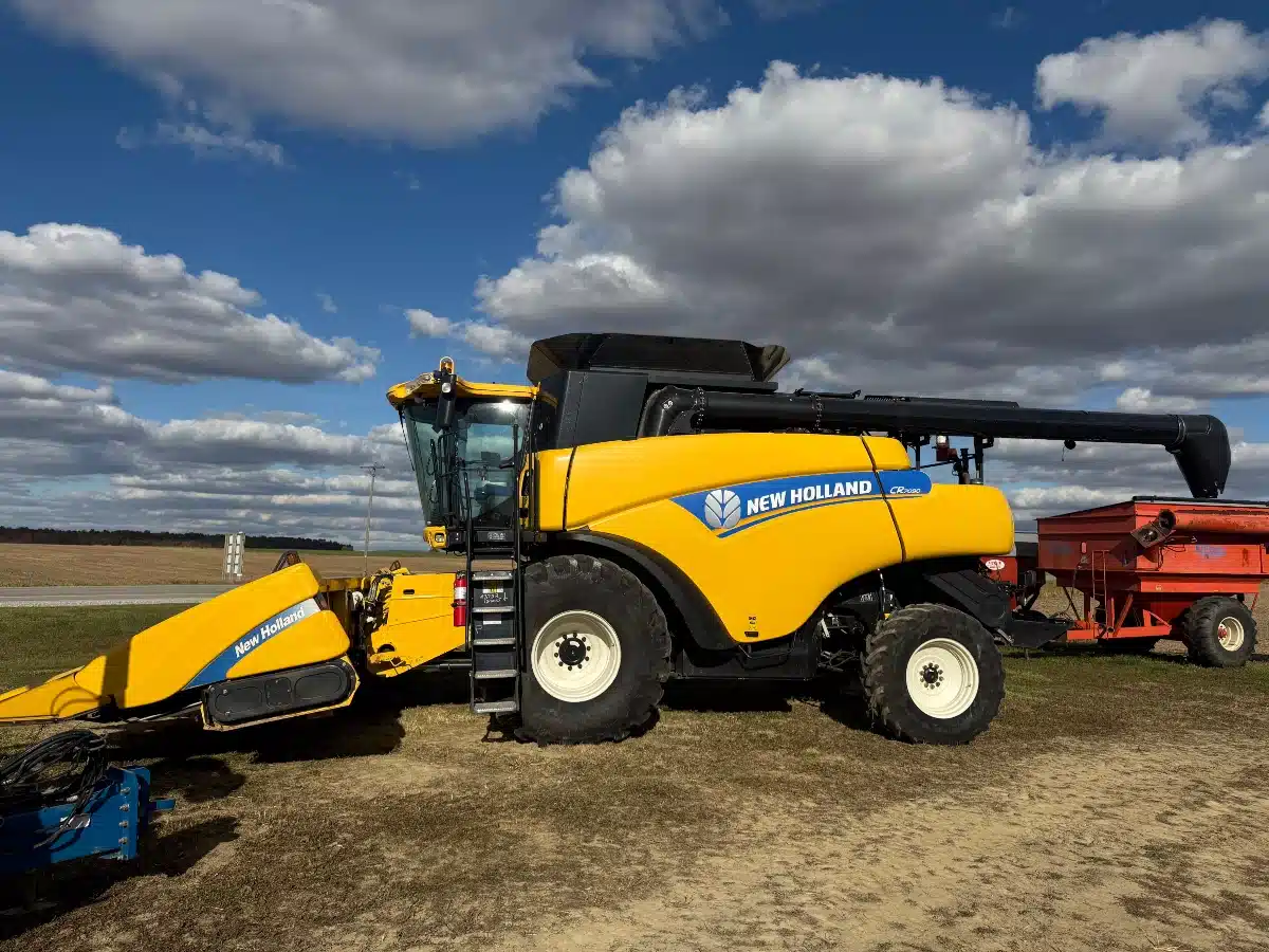 Gallery image 1 for Used 2014 New Holland CR7090 Combine