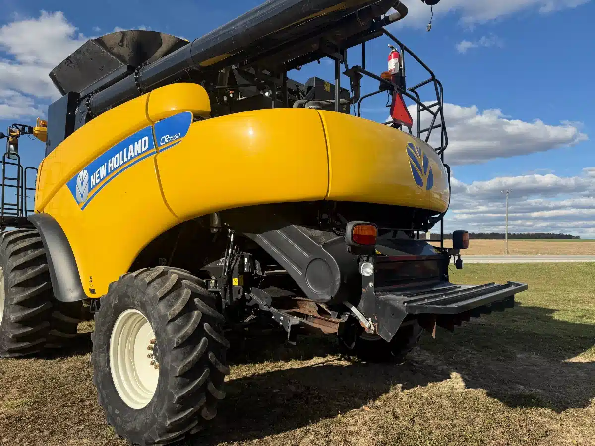 Gallery image 2 for Used 2014 New Holland CR7090 Combine