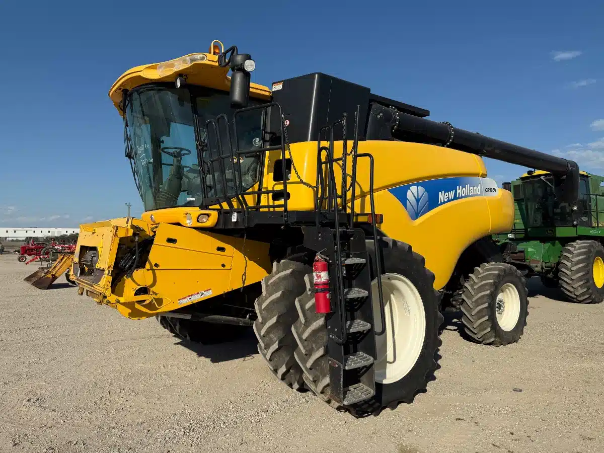 Used 2011 New Holland CR9060 Combine