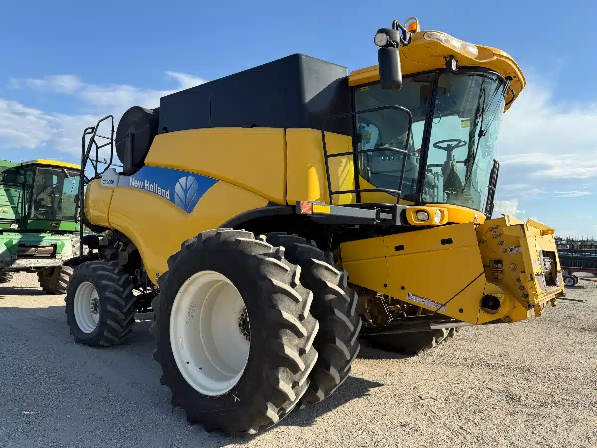 Gallery image 2 for 2011 New Holland CR9060 Combine