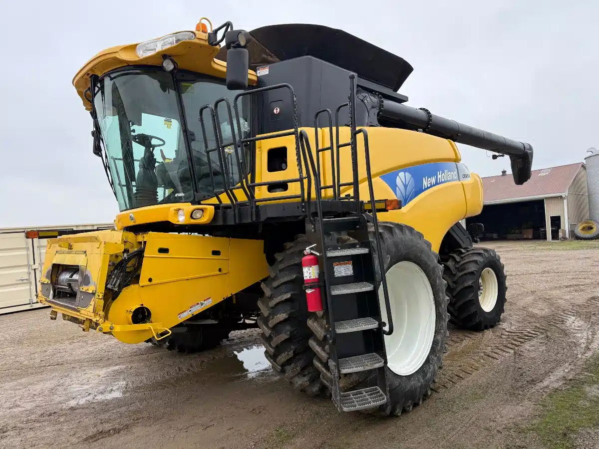 Used 2011 New Holland CR9060 Combine