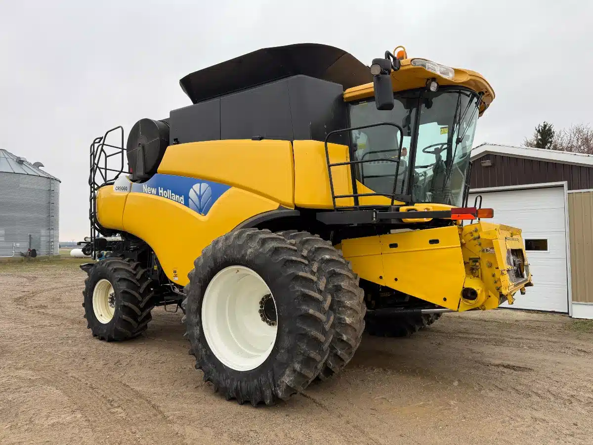 Gallery image 2 for Used 2011 New Holland CR9060 Combine