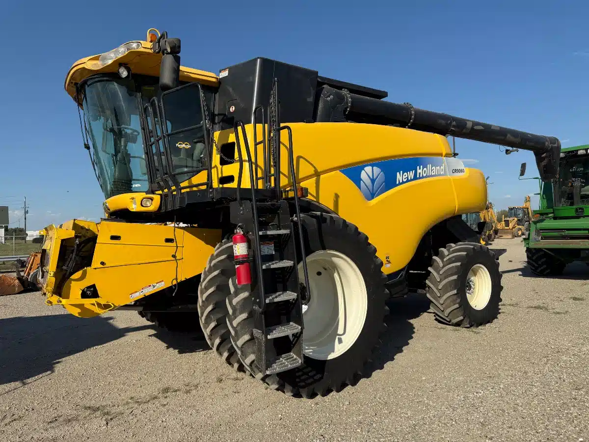 Used 2011 New Holland CR9060 Combine