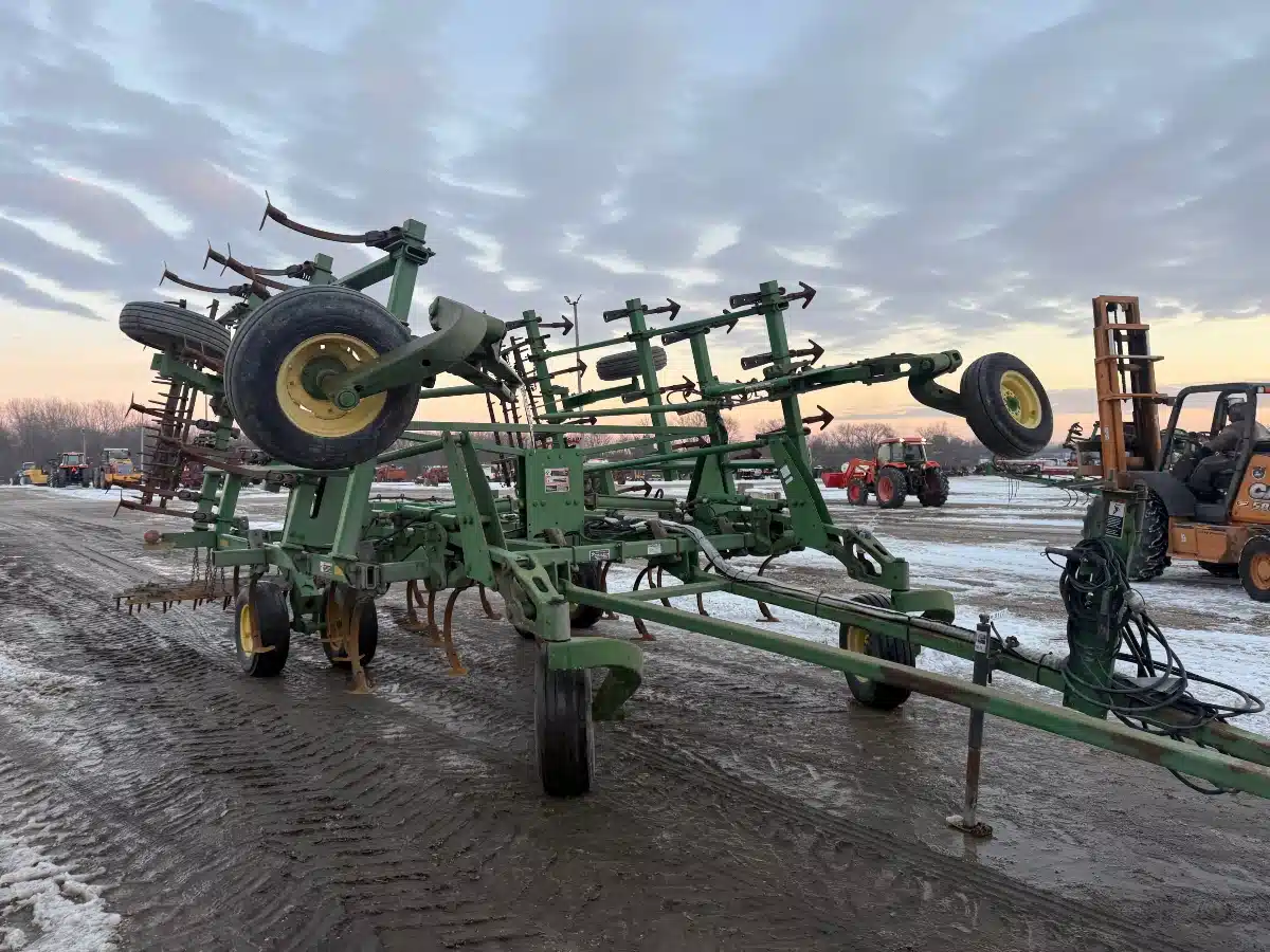 Gallery image 1 for John Deere 2210 Cultivator