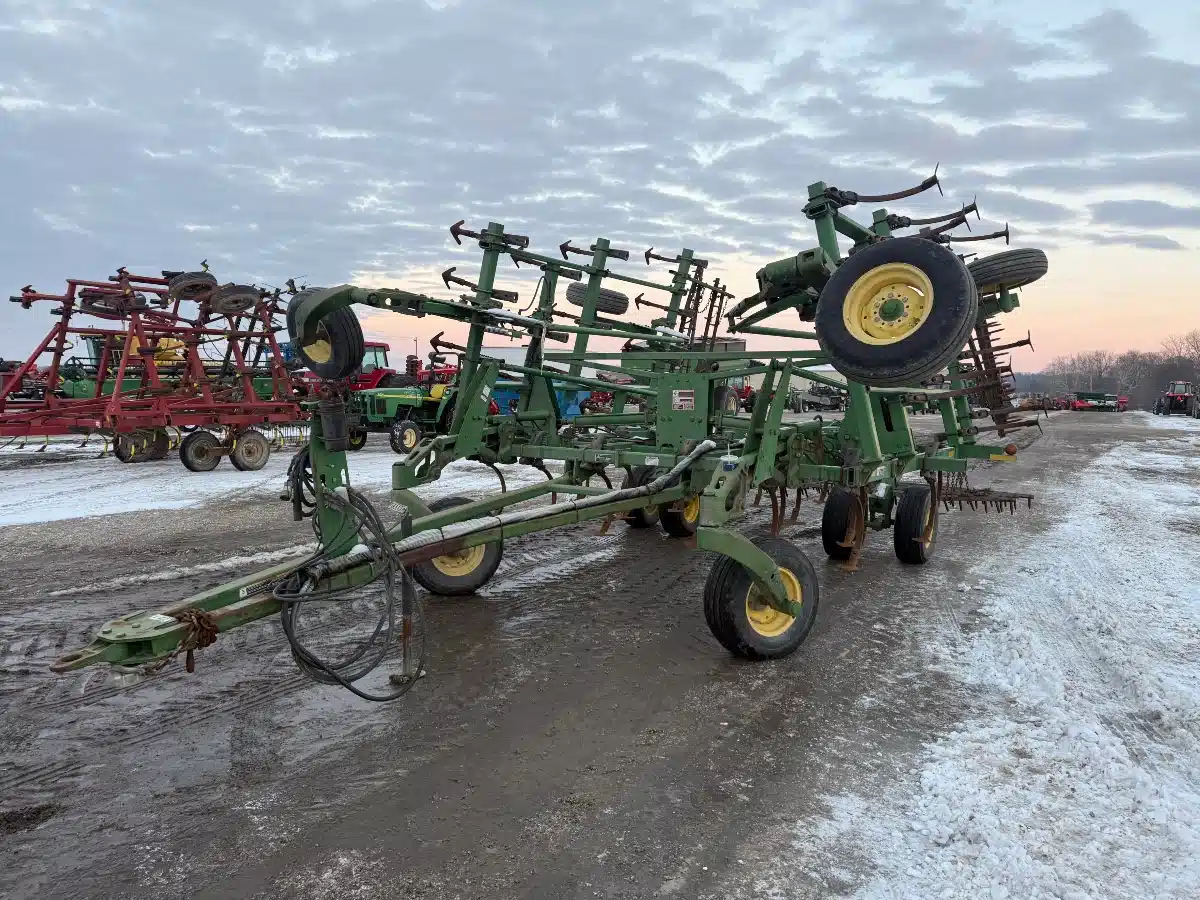 Gallery image 2 for John Deere 2210 Cultivator