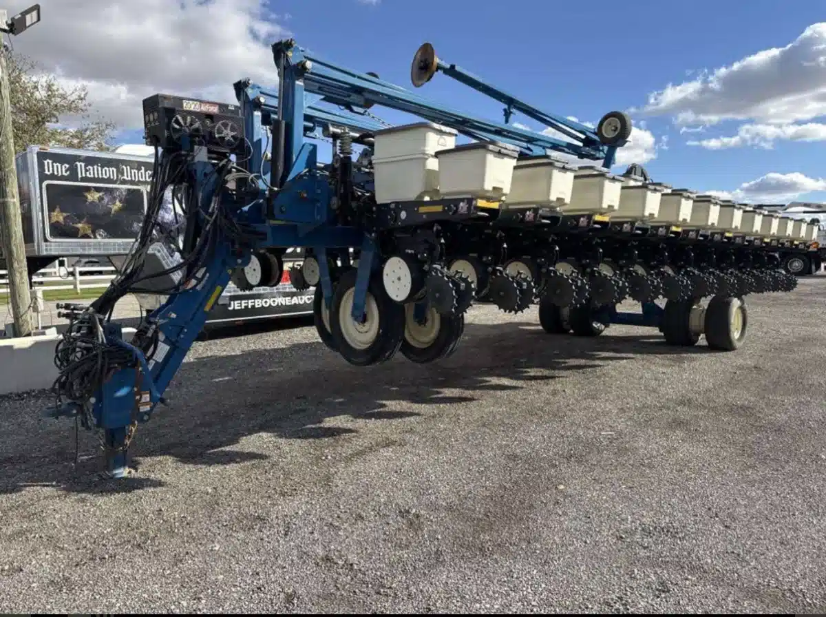 Used 2008 Kinze 3700 Planter