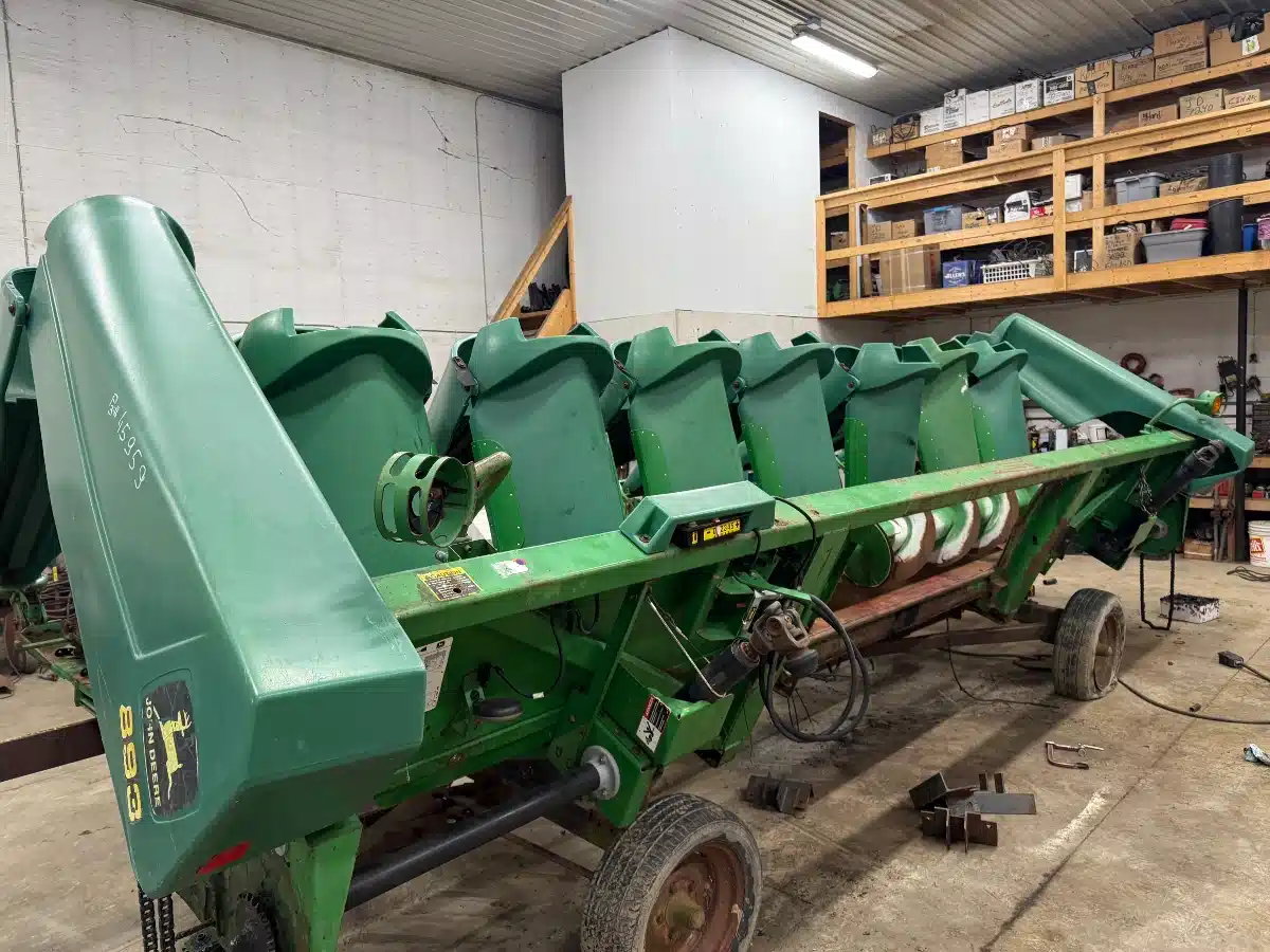 Gallery image 1 for John Deere 893 Header - Row Crop