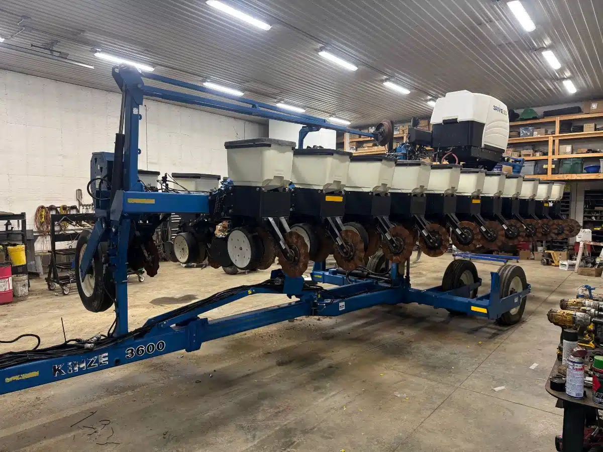Gallery image 1 for 2006 Kinze 3600 Planter