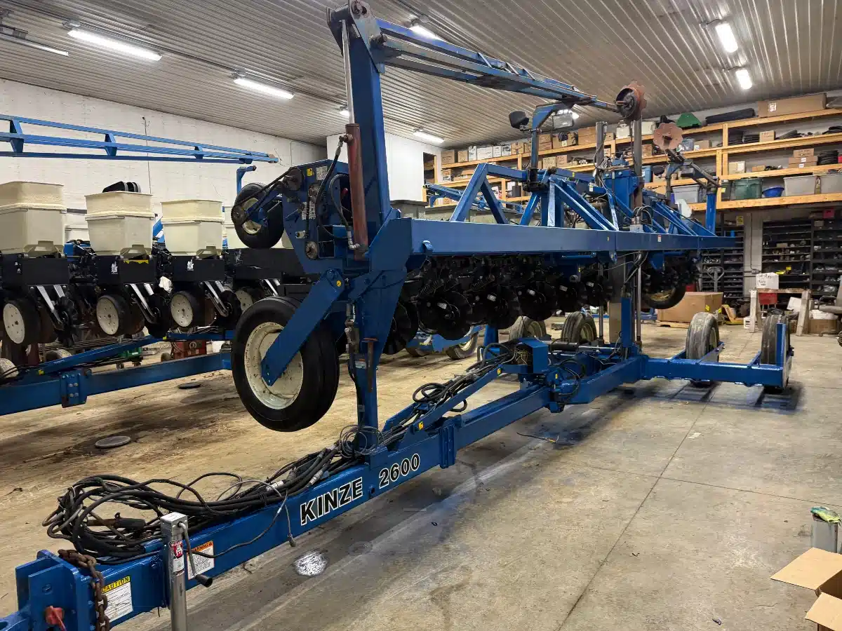 Gallery image 2 for 1998 Kinze 2600 Planter