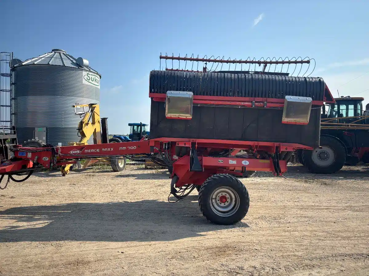 Gallery image 2 for Used Kuhn MM 700 Windrow Merger