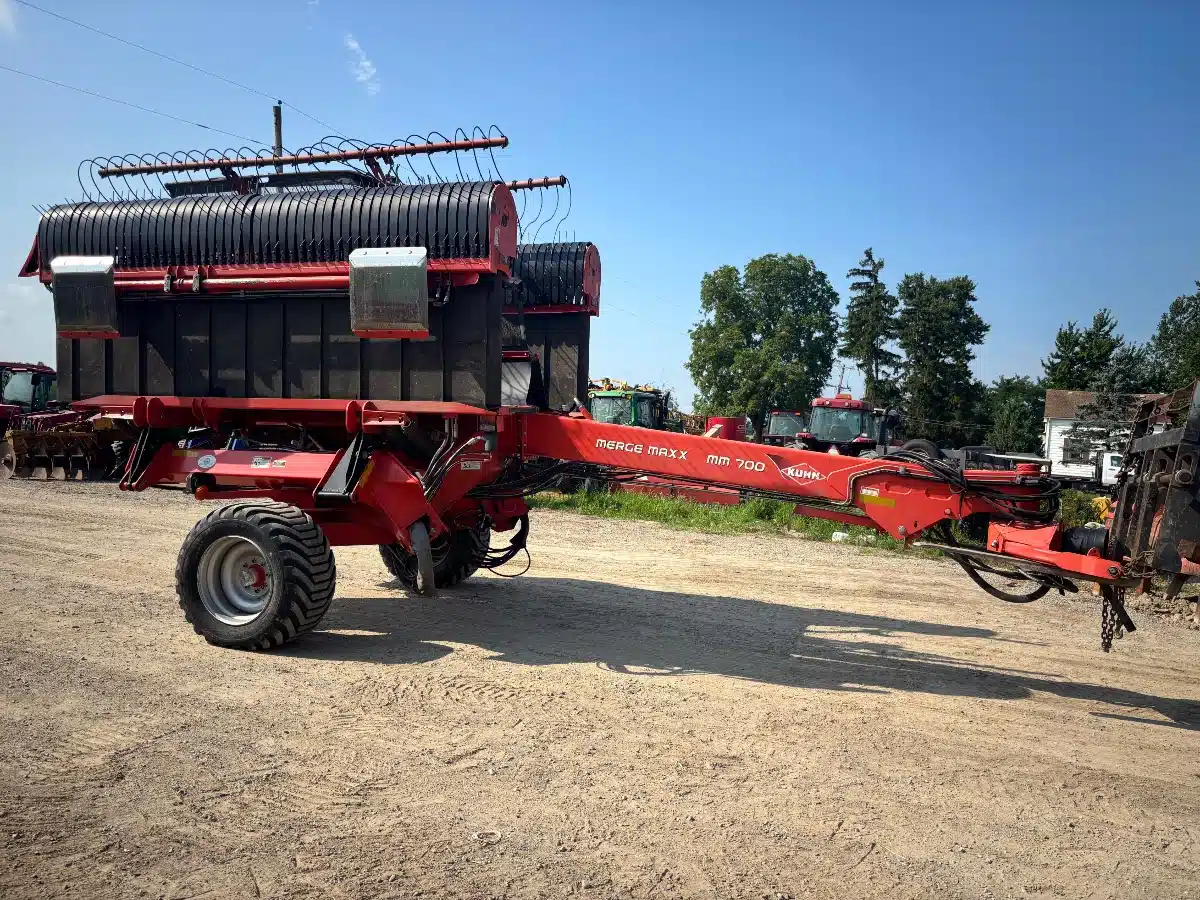 Gallery image 1 for Used Kuhn MM 700 Windrow Merger