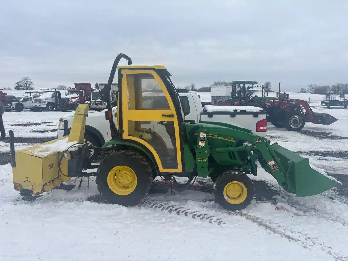 Gallery image 1 for 2010 John Deere 2320 Tractor