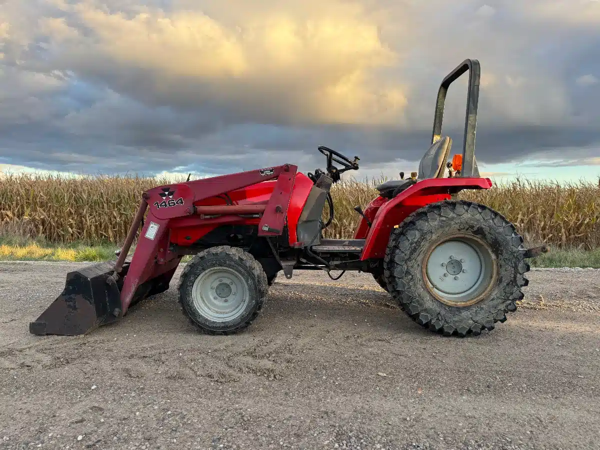 Gallery image 1 for 2001 Massey Ferguson 1233 Tractor