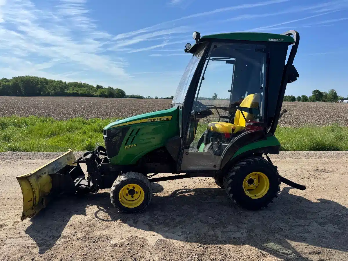 Gallery image 1 for 2014 John Deere 1025R Tractor