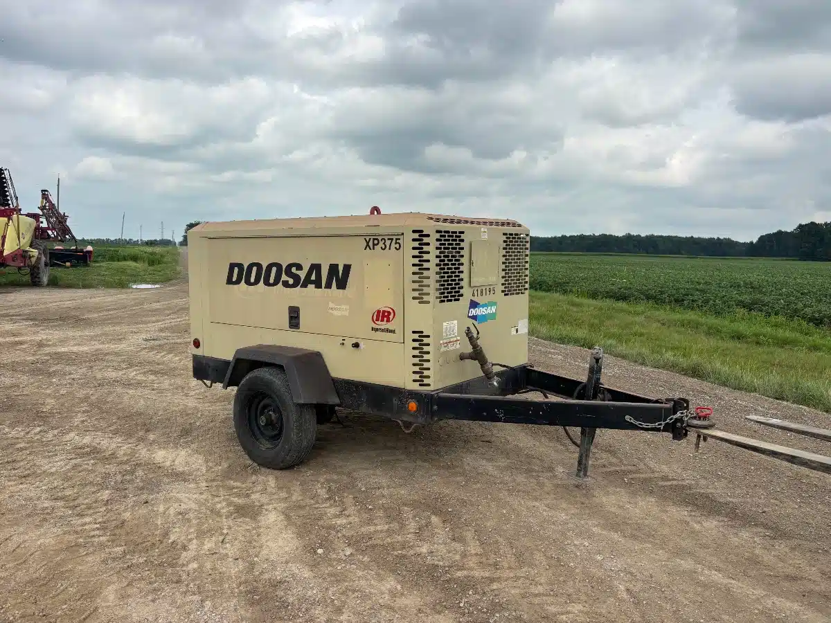 Gallery image 1 for 2016 Doosan 375CFM Diesel Compressor