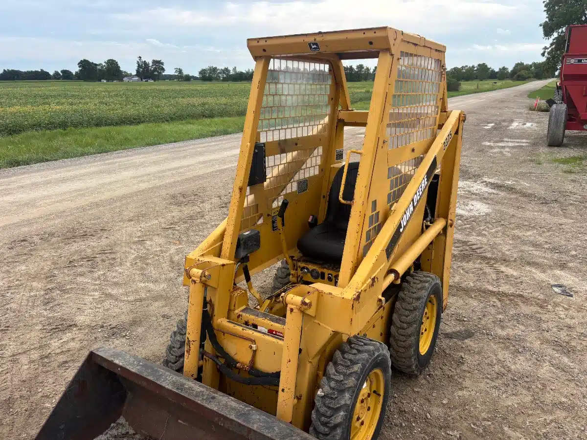 Photo de la Galerie 2 pour 1997 John Deere 3375 chargeuse à direction à glissement