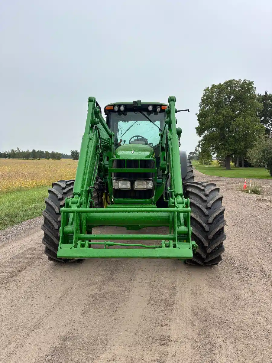 Gallery image 2 for 2005 John Deere 7520 Tractor