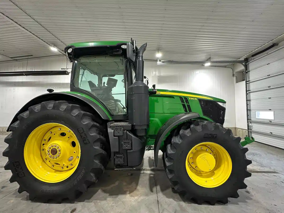 Gallery image 2 for 2017 John Deere 7210R Tractor