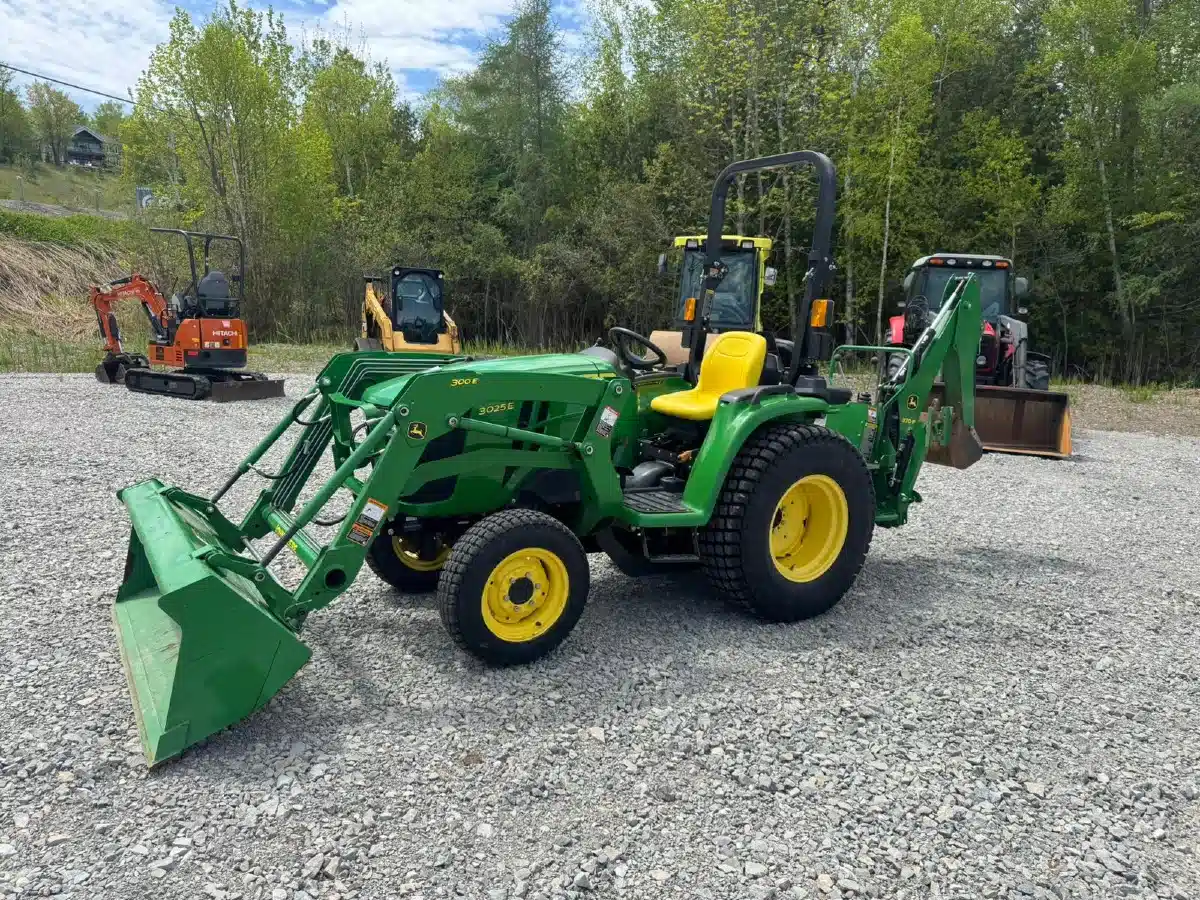 Photo de la Galerie 1 pour 2021 John Deere 3025E Tracteur