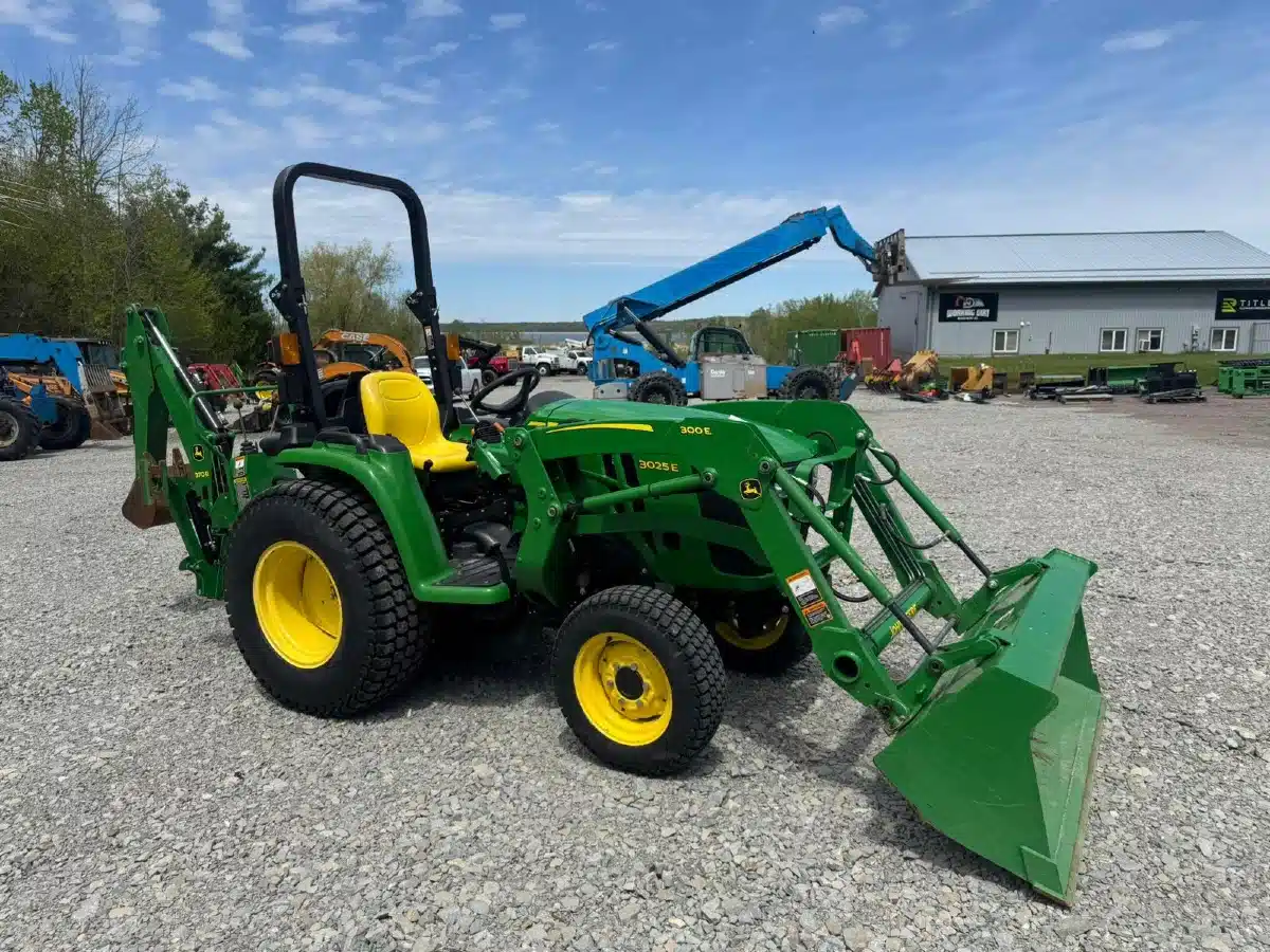 Photo de la Galerie 2 pour 2021 John Deere 3025E Tracteur
