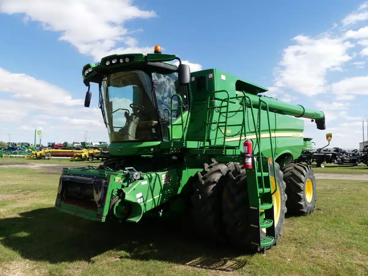 Gallery image 2 for Used 2014 John Deere S690 Combine