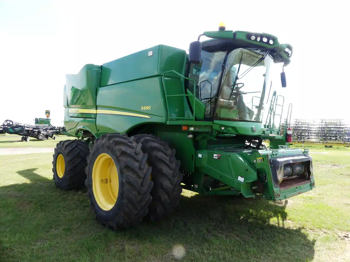 Gallery image 1 for Used 2014 John Deere S690 Combine