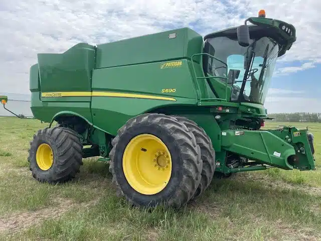 Gallery image 2 for Used 2014 John Deere S690 Combine