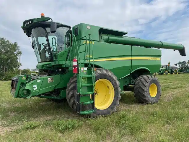 Gallery image 1 for Used 2014 John Deere S690 Combine