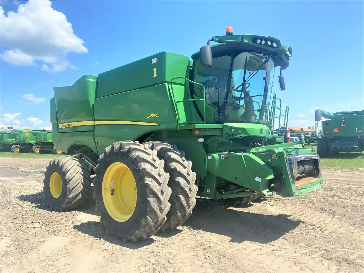 Gallery image 2 for Used 2014 John Deere S690 Combine