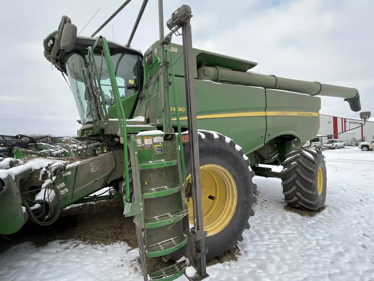 Gallery image 1 for Used 2015 John Deere S690 Combine
