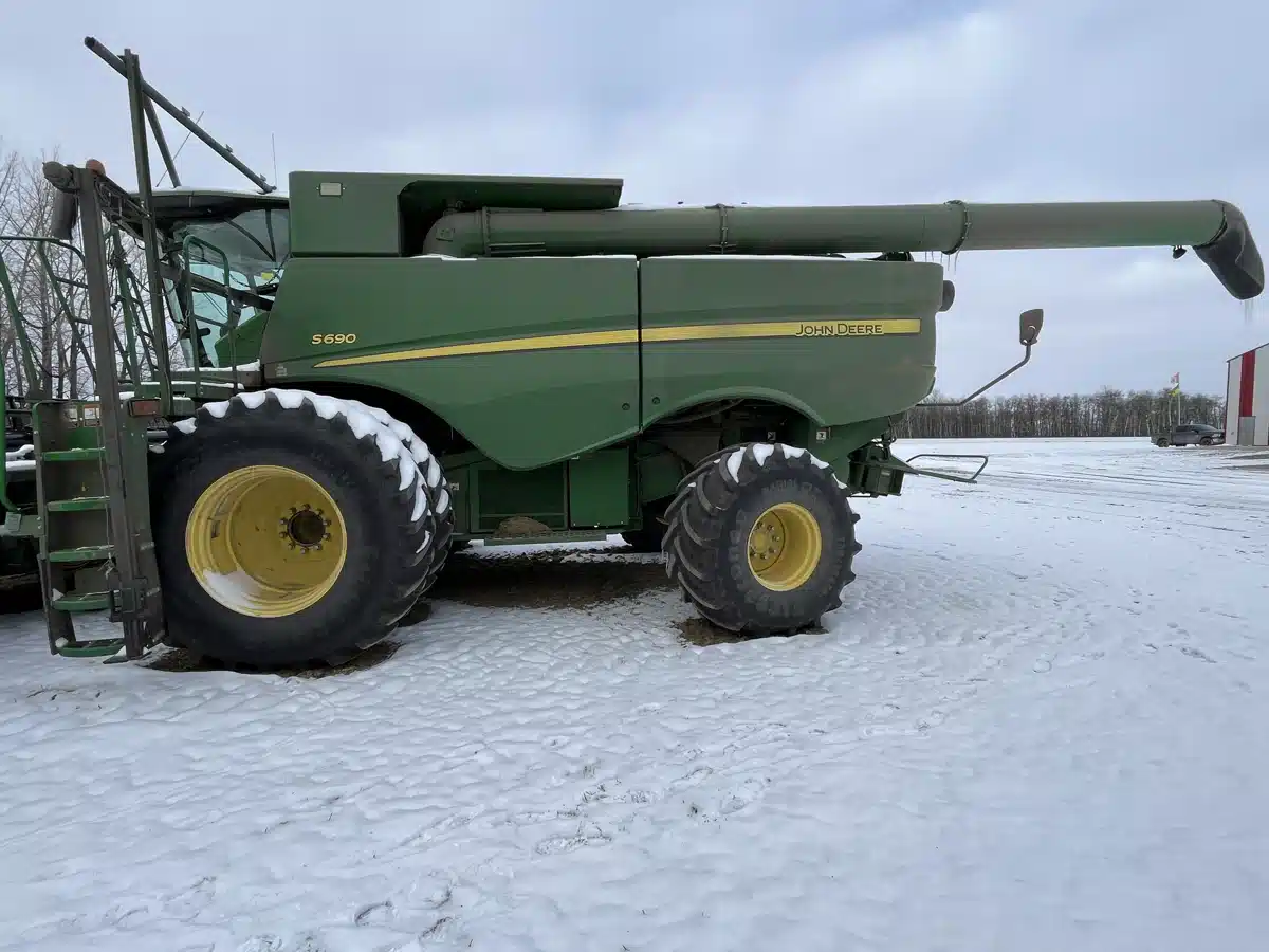 Gallery image 2 for Used 2015 John Deere S690 Combine