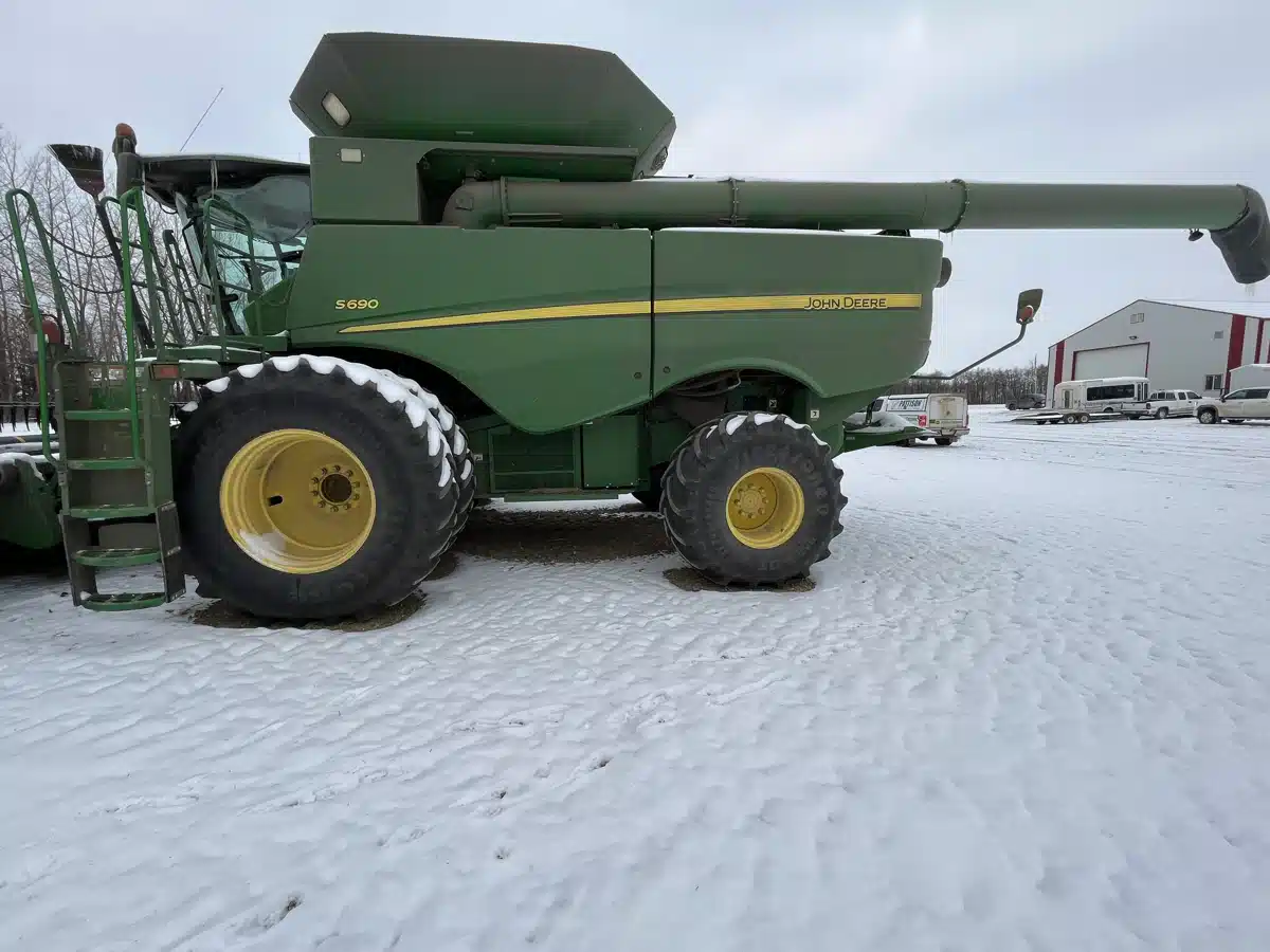 Gallery image 2 for Used 2016 John Deere S690 Combine