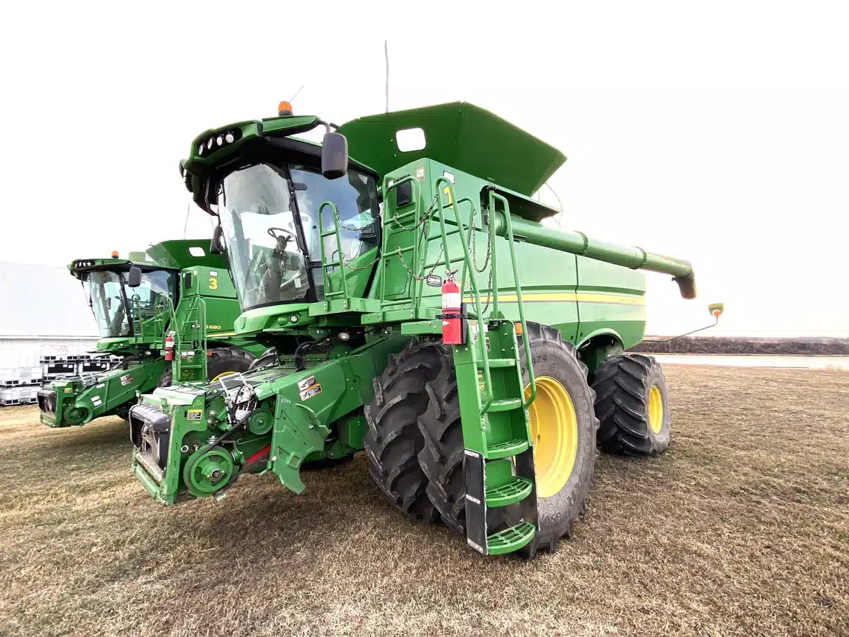 Gallery image 1 for Used 2017 John Deere S680 Combine