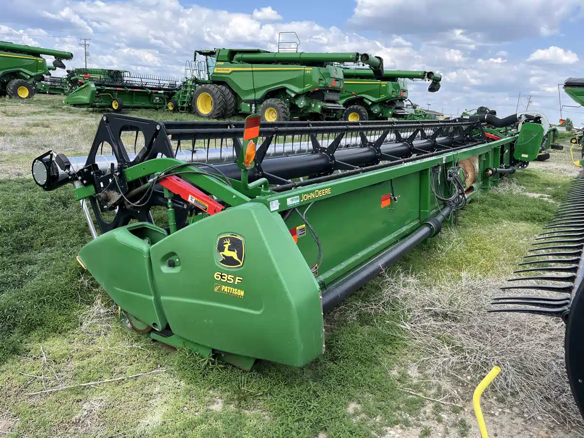 Gallery image 1 for Used 2016 John Deere 635F Header - Draper