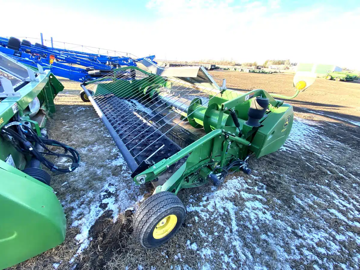 Gallery image 1 for Used 2014 John Deere 615P Header - Draper