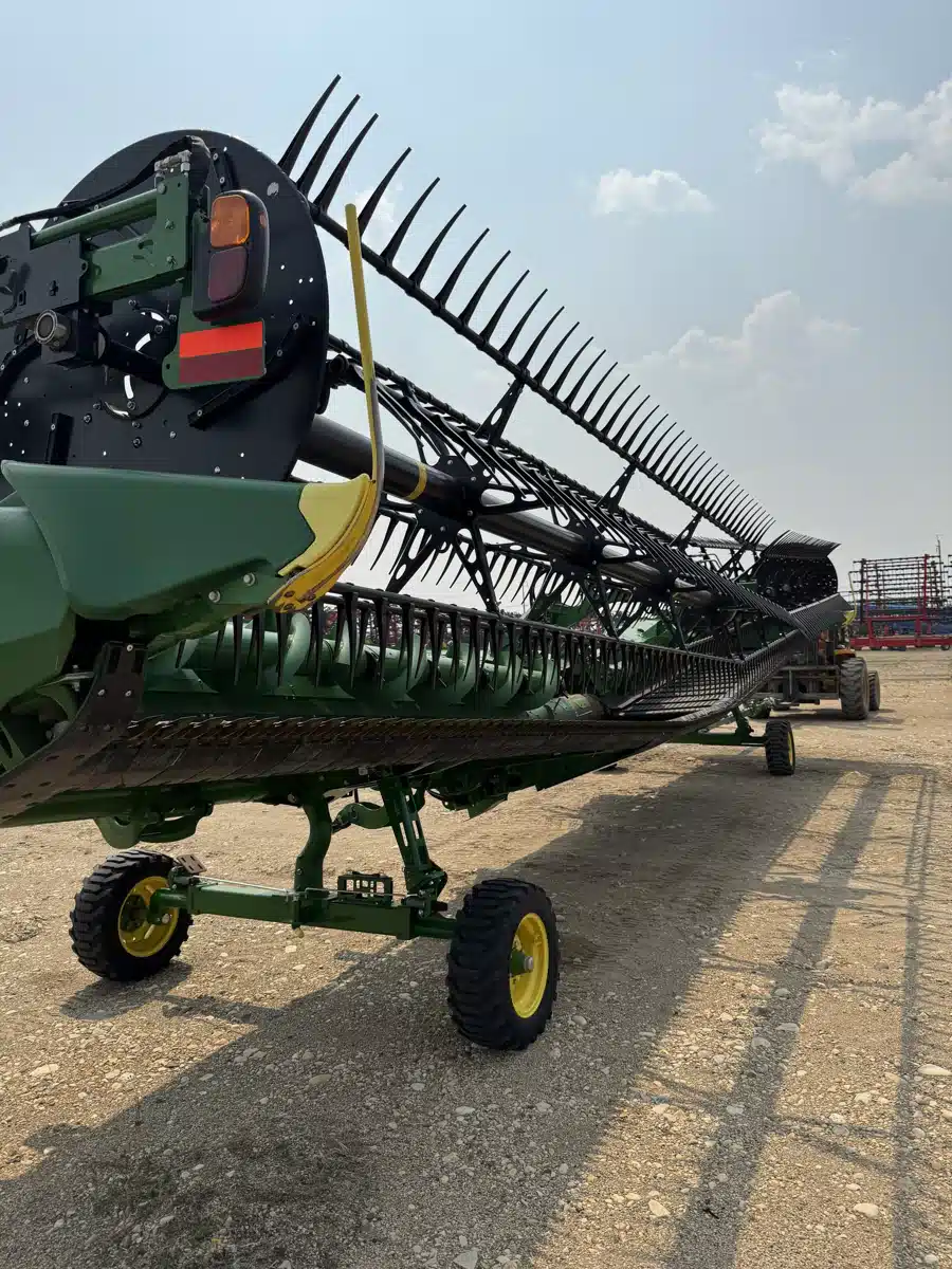 Gallery image 2 for Used 2023 John Deere HD40R Header - Draper