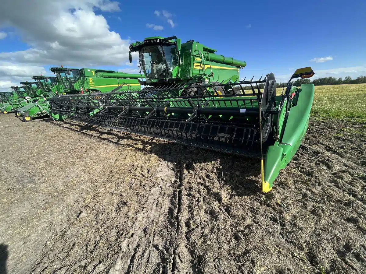 Gallery image 1 for Used 2022 John Deere HD40R Header - Draper