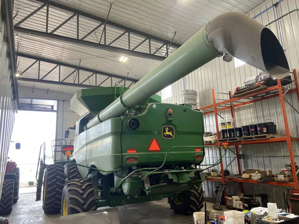 Gallery image 1 for Used 2017 John Deere S690 Combine