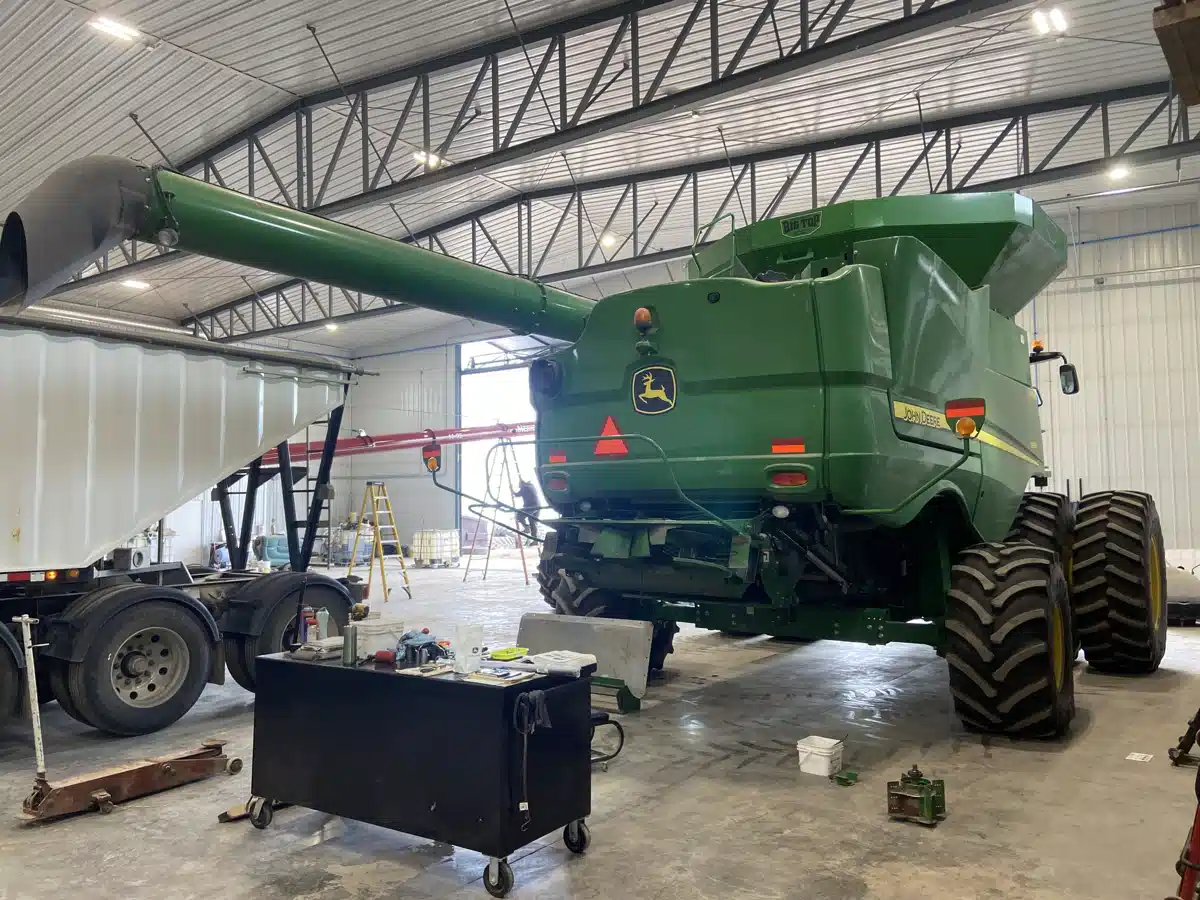 Gallery image 2 for Used 2017 John Deere S690 Combine