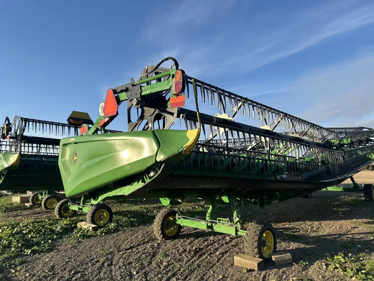 Gallery image 2 for Used 2024 John Deere HD40R Header - Draper