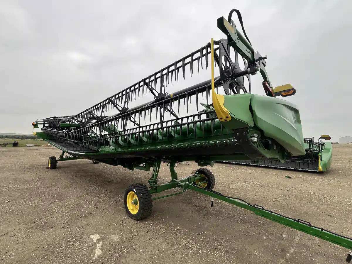 Gallery image 1 for Used 2024 John Deere HD40R Header - Draper