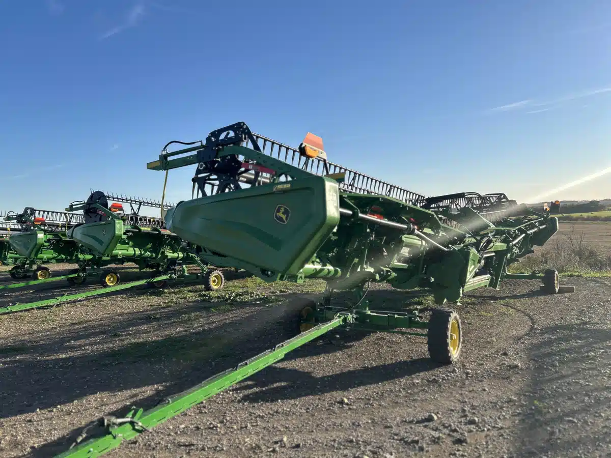 Gallery image 1 for Used 2024 John Deere HD40R Header - Draper