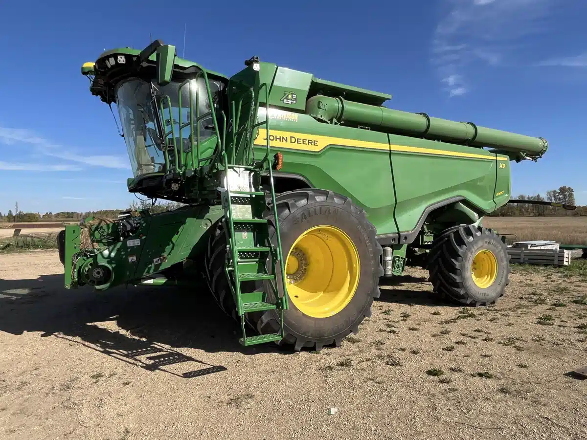 Gallery image 1 for Used 2022 John Deere X9 1000 Combine