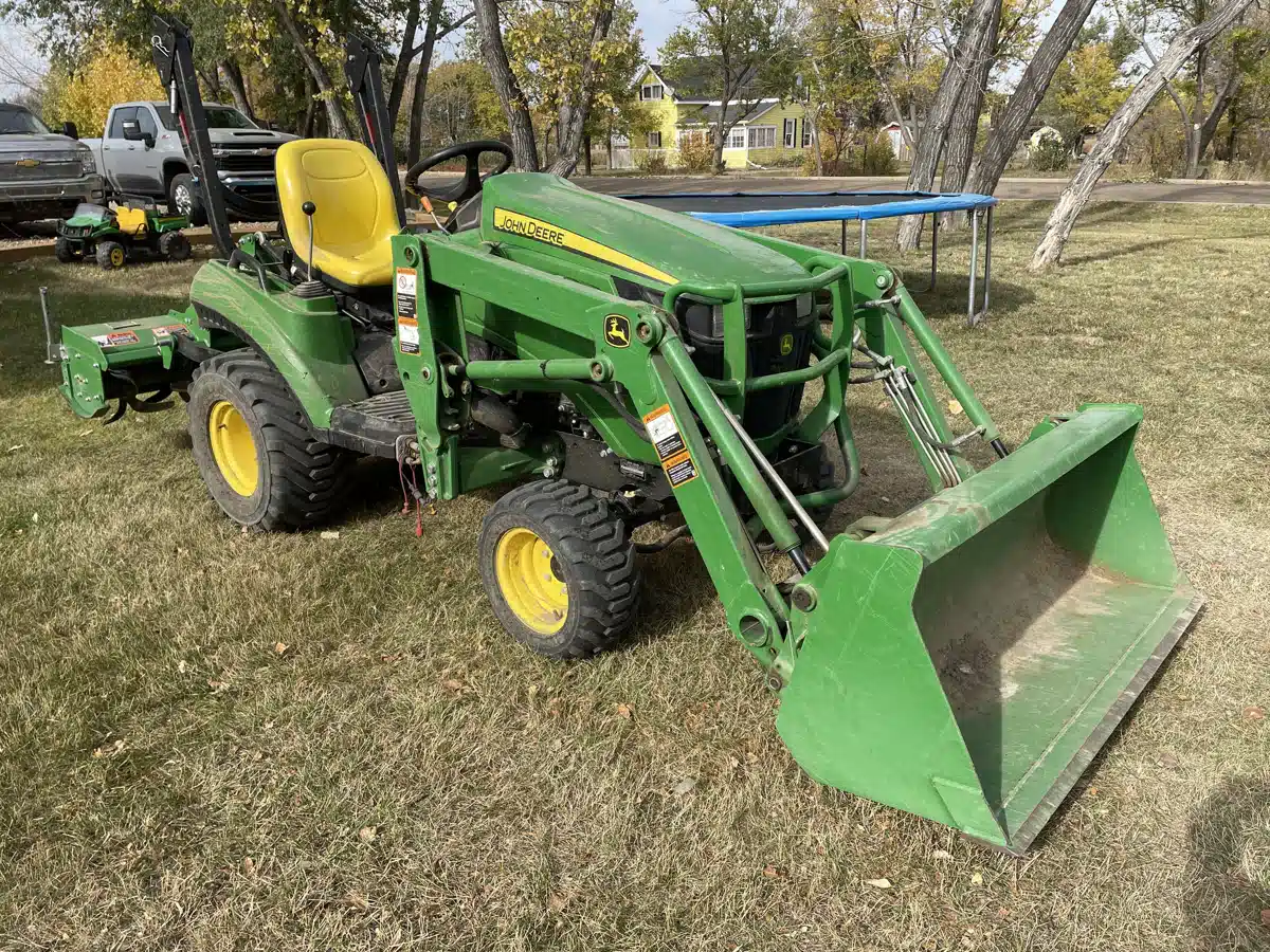 Gallery image 1 for 2015 John Deere 1023E Tractor